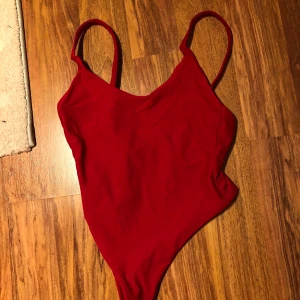 Baddräkt - Superfin baddräkt från bright swimwear som tyvärr är för liten för mig! Aldrig använd! Den är låg i ryggen och är lite smalare i rumpan. Nypris 850kr! Möts ej upp pga Corona🖤