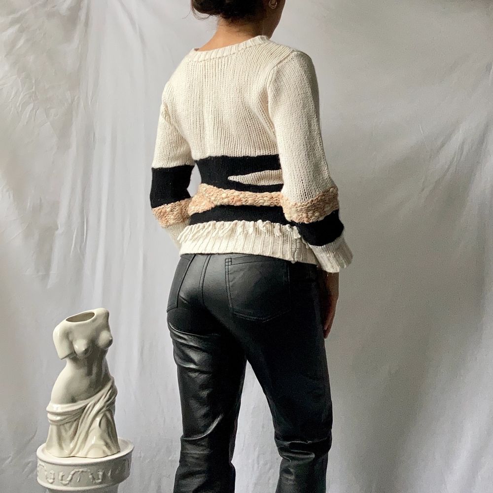 đ BEAUTIFUL KNITTED PATTERNED JUMPER, IN CREAM, PINK AND BLACK DIFFERENT YARNS, WITH BOTTOM FRINGES. FROM SWEDISH INTRO MUSE âą SIZE - Fits XS-S/ EU 34-36 âą BRAND - Intro Muse âą MATERIAL - MY MEASUREMENTS âą Height 161cm / 5'3