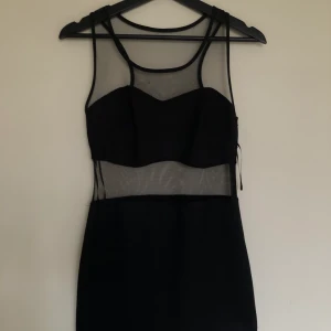 Festklänning - Kort festklänning i storlek 10 som tyvärr endast blivit liggandes i garderoben. En liten svart prick på spetsen på ryggen men allt annat är helt perfekt! Dragkedja finns på sidan av klänningen. Originalpris 300