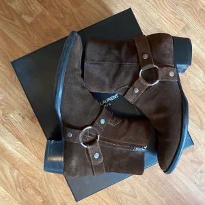 Saint Laurent Wyatt Chocolate Brown - Size 42. 8/10 skick, dem är omsulade. Nypris 9600kr
