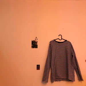 Randig Långärmad Tröja - En randig långärmad tröja som är väldigt snygg att ha under t-shirts! Tröjan är i bra skick förutom någon konstig fläck på magen som endast syns i visst ljus?? Skulle gissa på någon typ av fettfläck. Köpt på H&M i storlek XL. Säljer för 60kr + frakt❤️