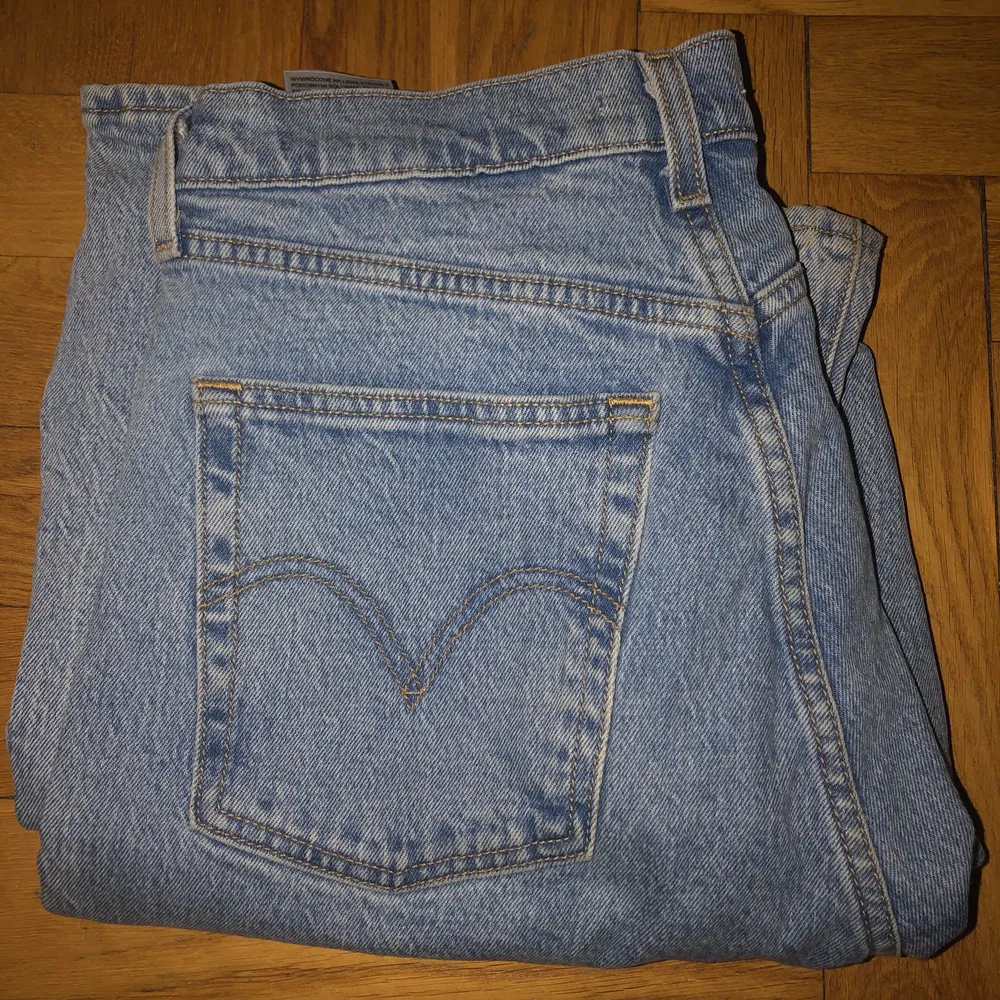 Dom här assnygga Levis jeansen modellen ”ribcage flare” knappt använda faktiskt. Jeans & Byxor.