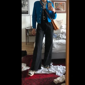 Svarta hängselbyxor storlek 38 - Knappt använda hängselbyxor från Missguided i storlek 38. Kan mötas upp i Lund och Malmö, även posta och då tillkommer fraktkostnad! 