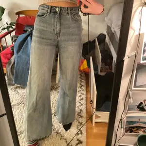 Redan ingångna jeans från Weekday. I bra skick, inga trasigheter. OBS notera att jag broderat lite på ena byxbenet! Detta är lätt att ta bort, säg bara till! (Ursäktar dåliga bilder..)  Höga i midjan, hyfsat långa, och vida. Storlek 24/30 (jag är 165 lång, hade storlek xs/34 när dessa inhandlades)  Köpare står för frakt! ❤️ Betalning sker via swish! (pris kan disskuteras)