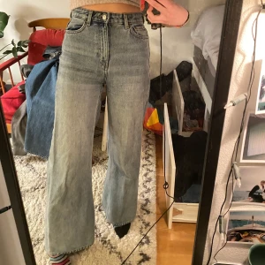 WEEKDAY JEANS - Redan ingångna jeans från Weekday. I bra skick, inga trasigheter. OBS notera att jag broderat lite på ena byxbenet! Detta är lätt att ta bort, säg bara till! (Ursäktar dåliga bilder..)  Höga i midjan, hyfsat långa, och vida. Storlek 24/30 (jag är 165 lång, hade storlek xs/34 när dessa inhandlades)  Köpare står för frakt! ❤️ Betalning sker via swish! (pris kan disskuteras)
