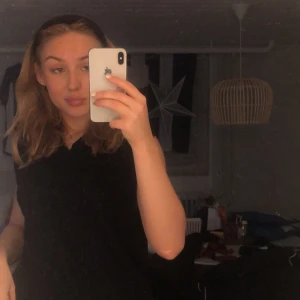 Vest  - Super snygg mörkblå/ svart vest från Oscar Jacobsson. Den är knappt använd, passar bra till allt den är i strl L. Skriv för fler bilder och priset kan diskuteras🥰