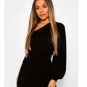 One shoulder dress - En stickad one shoulder klänning (helt oanvänd)