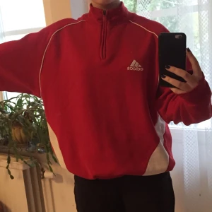 adidaströja - skitsnygg vintage adidaströja!! köpt 2hand men i jättebra skick🤪 strl 42/44, alltså L :) hör av er vid frågor 💞 HÖGSTA BUD: 170 kr + frakt (höj varje bjd med minst 20kr) budgivning avslutas onsdag 20:00 - KÖP DIREKT FÖR 300 KR- TRÖJAN ÄR NU KÖPT FÖR 300 KR!!