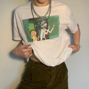 Oversized Rick and Morty graphic t-shirt - Oversized Rick and Morty graphic tee/t-shirt i storlek L med bild från serien 🪐 Många neutrala färger som går att matcha med hur mycket som helst!  Alla priser är inkl. frakt och alla plagg tvättas innan de skickas iväg