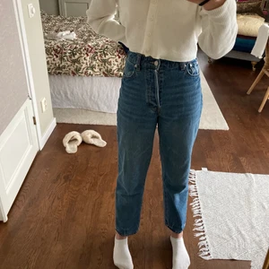 Avslappnade  - H&M-jeans i storlek 32 i modellen mom-jeans med klassisk mellan-blå tvätt. Inköpta för 499kr - säljer för 150kr. Bra skick, väldigt bekväma i mjukt jeanstyg :))