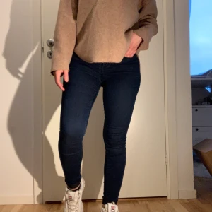 Jeans från topshop  - Jeans köpta på topshop W25 L30, passar bäst en spm har storlek XS-S. Jag är 162cm som referens. Sitter bra, är stretchiga i materialet. Använda, säljes för 50kr. Möts i Malmös eller fraktas spårbart 66kr 