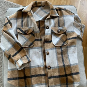 Rutig jacka  - Jackan är som ny, från shein 