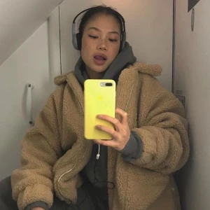 I AM GIA pixie coat - Säljer nu min drömmiga pixie coat från I AM GIA då jag inte använder den så mycket jag som jag trodde jag skulle göra, endast haft den 5-6 gånger så den är i princip i nyskick! Så varm & mysig on väldigt on-trend med sin beigebruna färg. Storlek XS men då den är oversized skulle den definitivt passa även S och kanske även M beroende på hur man vill att den ska sitta. ✨✨🧸 OBS första bilden lånad