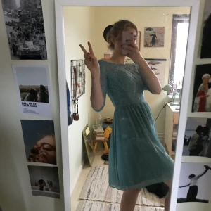 Blågrön klänning med spets - Säljer min supersöta offshoulder klänning som använts två gånger, färgen är typ lite blågrågrönaktig🧞‍♂️ nypris var ca 700 kr. Frakt på 59 kr tillkommer