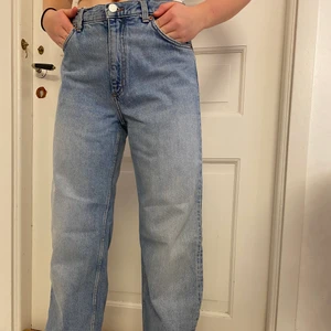 Monki vida jeans blå - Size 28. Modell på bilden 163cm. Nypris 399kr. Frakten tillkommer 