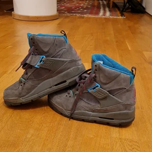 Jordan's - Har inte använt dessa på flera år, super sköna, riktiga snygga till sneaker samlar nörden:)