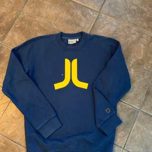 Blå JL tröja i storlek XS, använt skick, betalning via swish
