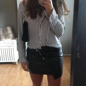 Rutig skjorta - Säljer nu denna rutiga skjorta, den är i ett tunt och luftigt matreal, perfekt att ha på en sommar dag, super snygg och skön. 