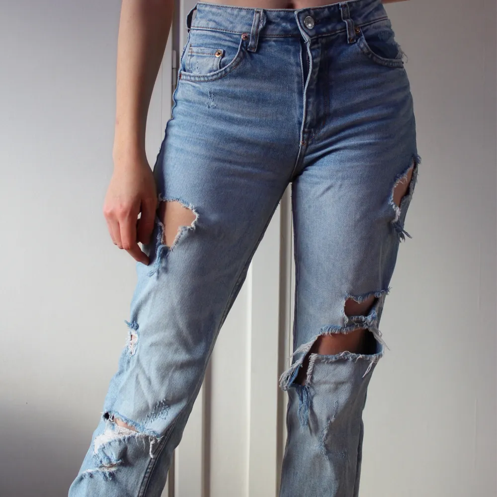 Snygga raka jeans med slitningar i perfekt passform. Från H&M och i väldigt fint skick.. Jeans & Byxor.