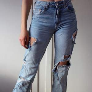 Snygga raka jeans med slitningar i perfekt passform. Från H&M och i väldigt fint skick.