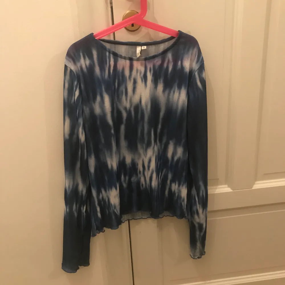 Skitcool blå tiedye tröja som jag tyvärr inte kommer till användning! Köpte för ca 375kr för ca ett halvår sen. Tröjan är väldigt töj var så passar både mig som har storlek xs men skulle också passa någon med M. Hör av dig privat för intresse!💕❤️💖💜bud på 200kr. Tröjor & Koftor.