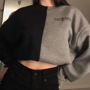 Blockfärgad sweatshirt  - Säljer min snygga sweatshirt! Oversized tröja med litet tryck av en ros å lite text. Superskön och varm, perfekt till vintern! Men kommer tyvärr inte till användning längre. Har använts ett fåtal gånger och är i superfint skick. Nypris: 299kr, köpare står för frakt! Skriv gärna om ni har frågor💕