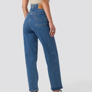 Levis ribcage straight - Sjukt snygga kvalitativa byxor! Dom sitter jättebra och är riktigt bekväma. Det ursprungliga priset var 1200 från levis egna butik men säljer de för endast 650! Säljer pga att de är lite för korta då jag är 167. Dessa har även inget slitage överhuvudtaget! Det går även att betala via safepay!💕💕