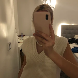 Väst😇 - Säljer min väst från h&m🤍skriv om ni har någon fundering