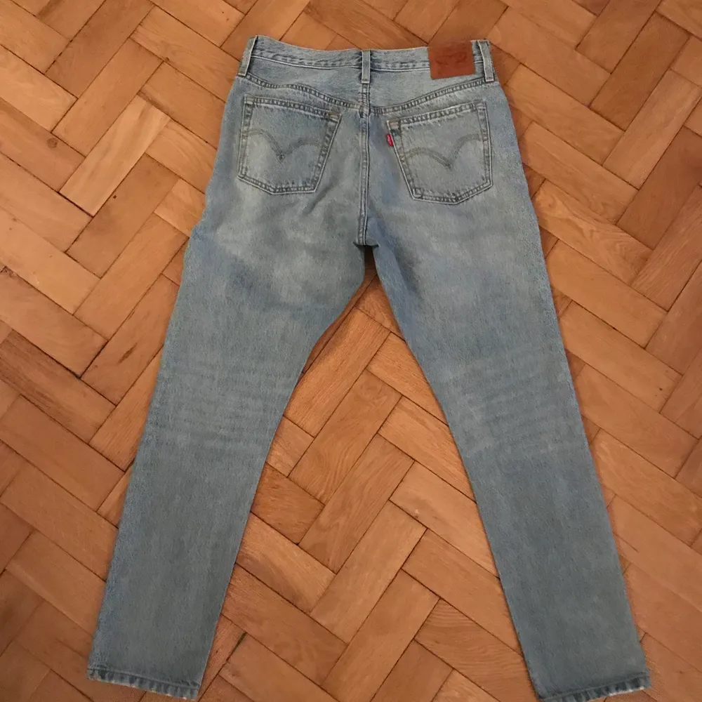 Säljer dessa oanvända Levis jeans i storlek W29 L30 / S. Modellen är ”501 skinny”, tyvärr var de alldeles förstora för mig men annars supersnygga. . Jeans & Byxor.