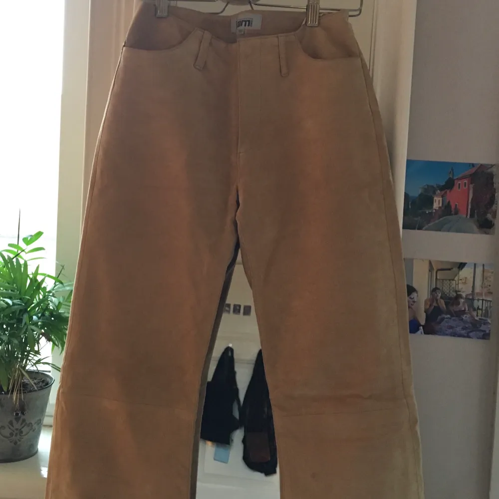 Ett par skitsnygga bruna mockabyxor som jag tyvärr måste sälja för att de är för långa för mig (är 158cm). Mid waist och bootcut, hela och rena med lite slitage då jag själv köpt dem second hand. . Jeans & Byxor.