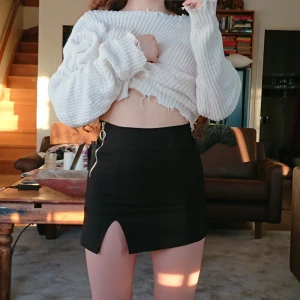 Svart minikjol från Bershka - En jättefin åtsittande minikjol från bershka i storlek XS, den har en dragkedja på sidan och en slits där fram. Endast testad så i väldigt bra skick. Säljer för 150 kr, köparen står för frakt på 48 kr. ❤️ 