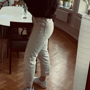 Cargobyxor från zara - Säljer mina cargobyxor från zara för att jag inte använder dem. Ej använt så mycket. Haft dem 1 år ca om ens det. Fräscha. Pris kan diskuteras. 🦋✨✨ skicka dm för fler bilder. Köparen står för frakten. 
