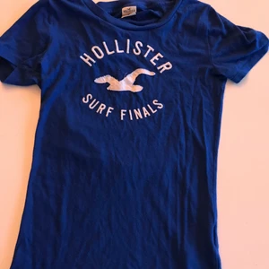 T-shirt från hollister - Blå t-shirt från hollister. Storleken är M, men jag anser att den passar bra på en XS och S. Köpare står för frakten