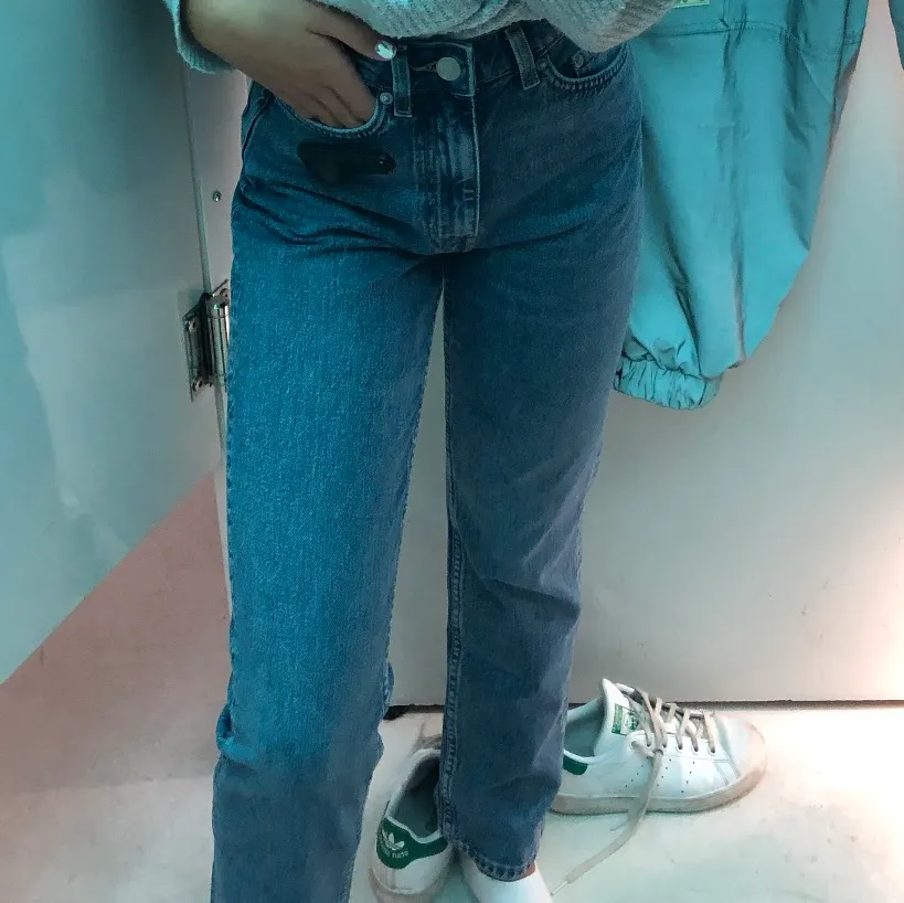 Säljer att par blåa jeans ifrån weekday i modellen ”case”. Säljes pga ingen användning längre. Pris går att diskuteras . Jeans & Byxor.
