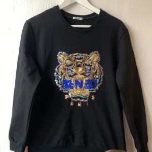 Kenzo - En fake kenzo tröja som knappt är använd. Säljes för 50kr +frakt. Storlek M men kan passa S också så den är ganska liten.