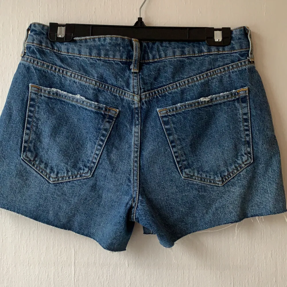 Blåa jeans shorts från GinaTricot. Oanvända. Ordinarepris 299kr säljes för 40kr+ frakt. Storlek 38. Shorts.