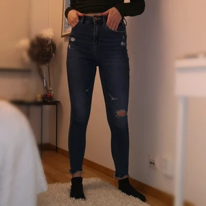 Jeans - Mörkblå jeans med slitningar💕 stretchiga, väldigt höga i midjan och i bra skick. 💖 Fraktkostnad är ej inkliderad i priset. 
