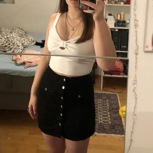 svart jeanskjol - en söt svart jeanskjol🖤 bekväm längd, inte för kort och inte för lång. sitter tajt och alla knapparna är reglerbara :P