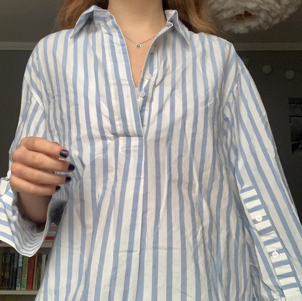 Superfin randig skjorta i ljusblått och vitt, perfekt till sommaren! Storlek S, köparen står för frakten🥰. Skjortor.