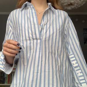 Superfin randig skjorta i ljusblått och vitt, perfekt till sommaren! Storlek S, köparen står för frakten🥰
