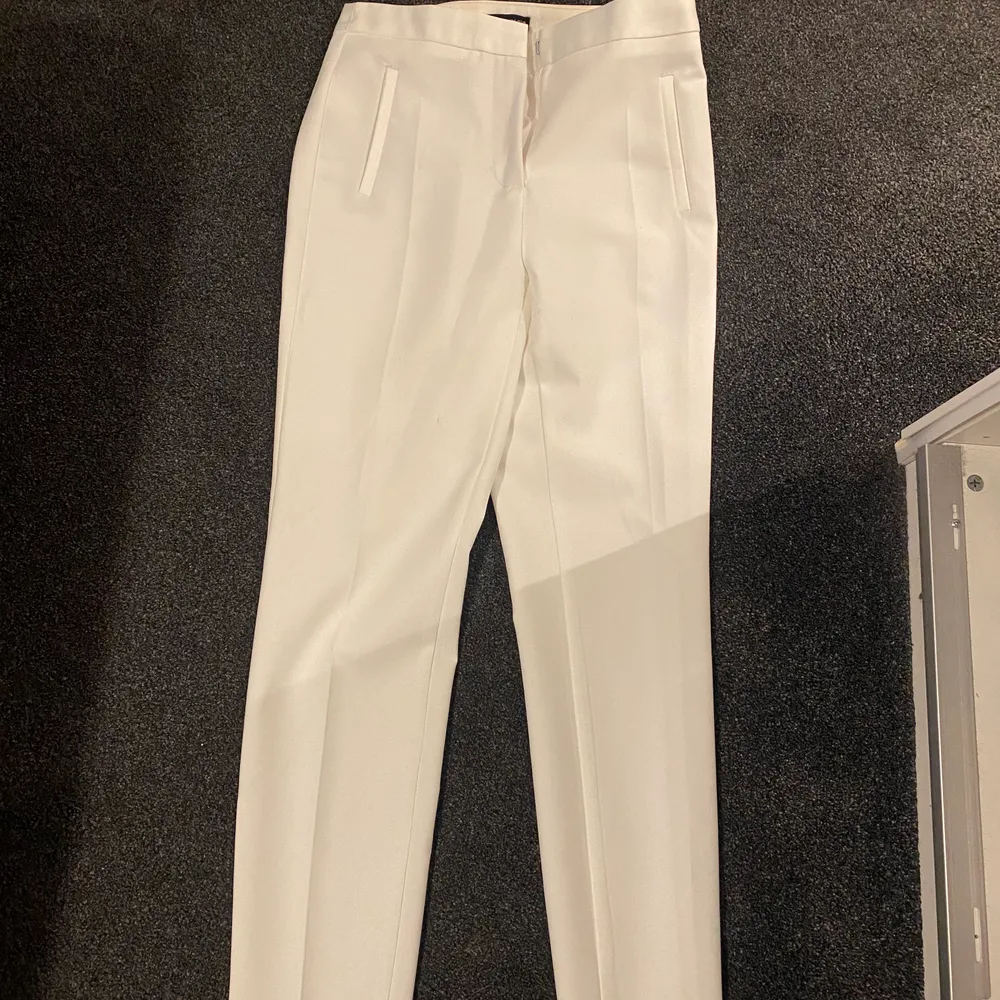 Vita kostymbyxor , från Zara i storlek S. Väldigt bra skick, använd bara en gång. Sitter väldigt fint och elegant. Tillhörande kavaj är såld. 🤍 (frakt tillkommer 66kr) . Jeans & Byxor.