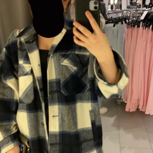 Rutig populär jacka - Jag säljer nu min rutiga populära jacka från ZARA! Hör av er om ni har frågor!