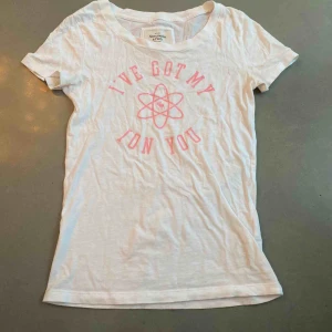  - T-shirt från Abercrombie and Fitch i storlek XS. 