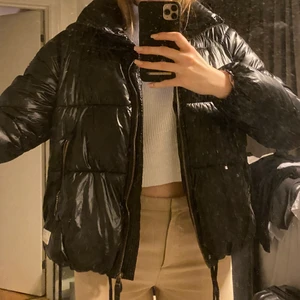 Odd Molly embrace jacket puffer - Puffer jacka från odd Molly. Nypris 2495kr. Använd under 1 säsong (2019). Fint skick, privata bilder skickas vid kontakt. Storlek 38.