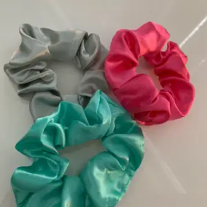 3-pack scrunchies💙🦋💕🤍💞🤩självklart oanvända 