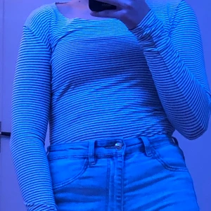 Långärmad - Svart och vit randig långärmad tröja. Tunn, tajt och skön tröja. Bra skick, inte använd så mycket. 30kr + frakt.