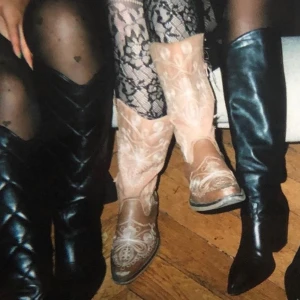 Cowboy boots strlk 38 - Jättesnygga bruna stövlar med vit sömnad i storlek 38. Veganskt läder. Köptes för 800 men lite slitna på framsidan (knappt så det märks, se första bilden, därav priset