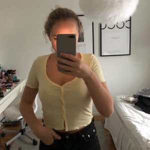 Gul topp - Säljer denna super gulliga toppen med knappar! Väldigt fin nu till våren som kommer🤩 Använd fåtal gånger! Storlek XS
