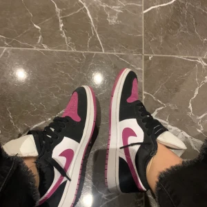 nike jordan  - säljer mina nike jordan 1 low, dem är i bra stick o knappt använda💗buda i kommentera, köparen står för frakten 