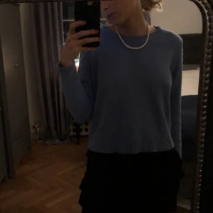 Skitsnygg blå tröja - As snygg blå tröja som är lite nopprig men inte alls något märkvärdigt, så snygg. Köparen står för frakten